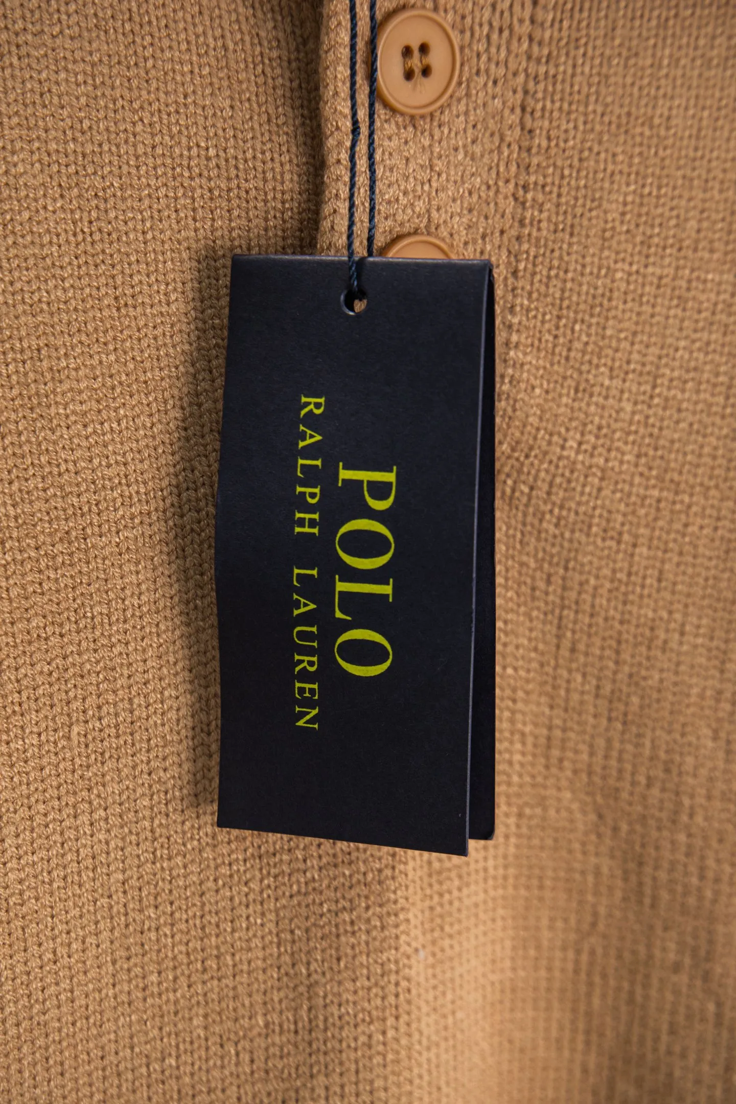 P230 Style number: Y258 Ralph Lauren POLO twist button open-chest sweater is a limited edition every year. There won’t be many styles in the store! Ralph Lauren men's half-button sweater. The shape is really nice. It can be worn alone or as a coat. It can be worn outside the inner layer. It is versatile and looks good. Tag, hanging grain, washable, packaging bag, full set of accessories. The appearance is quite high. The workmanship is super exquisite. Color: navy, gray, apricot, navy. Size: S M L XL